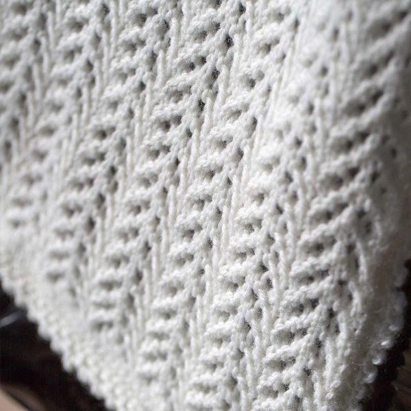 Elegant Chevron Rib Baby Blanket: Natural wool comfort for sleep and relaxation. Perfect gift for parents. Super soft, lightweight, and versatile size.