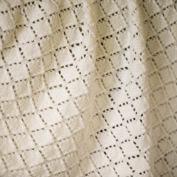 Discover the Baby Nap Rug: Diamond Lace design, ideal for summer. Wool's natural comfort for baby's sleep. Perfect gift for parents.