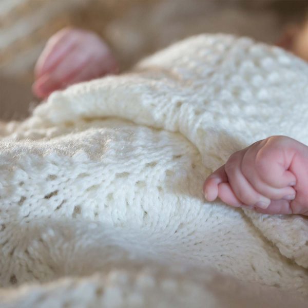 Feather & Fan Crib Blanket: Classic design with alternating waves for baby's comfort. Wool's insulation ensures better sleep. The perfect gift for parents.