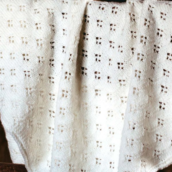 Discover the Quatrefoil nursery blanket, an Irish symbol of good luck. Wool's comfort for babies. The perfect gift for parents.
